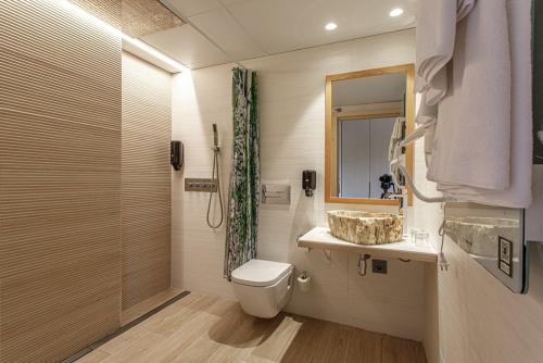 The hotels bathrooms